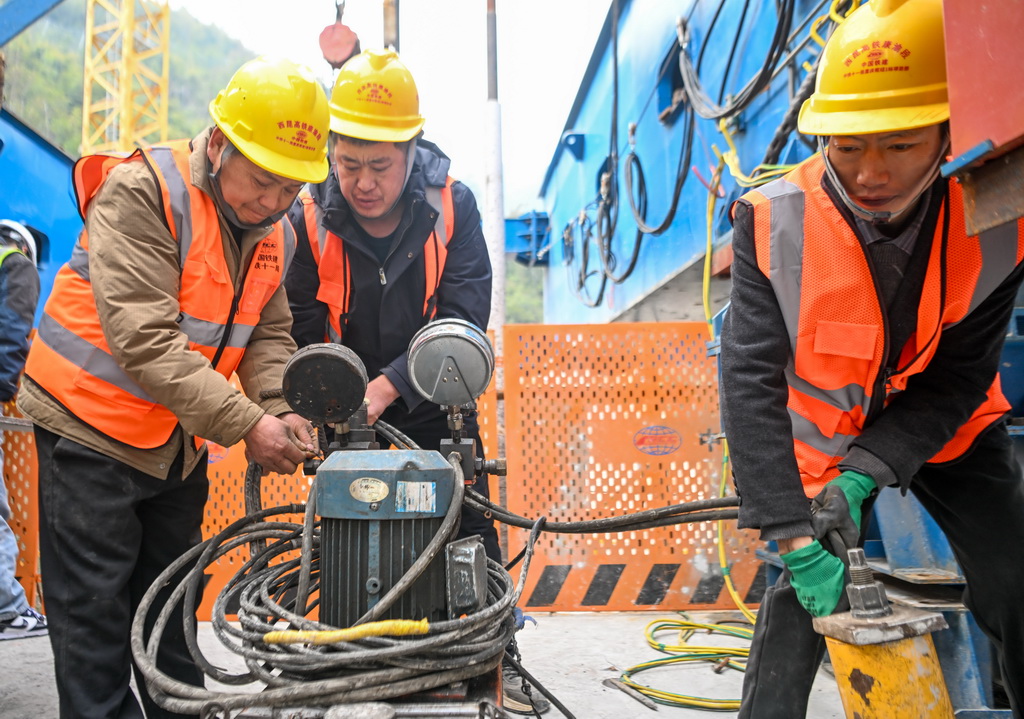 2月10日，工人在西渝高铁嘉陵江特大桥建设现场施工作业。