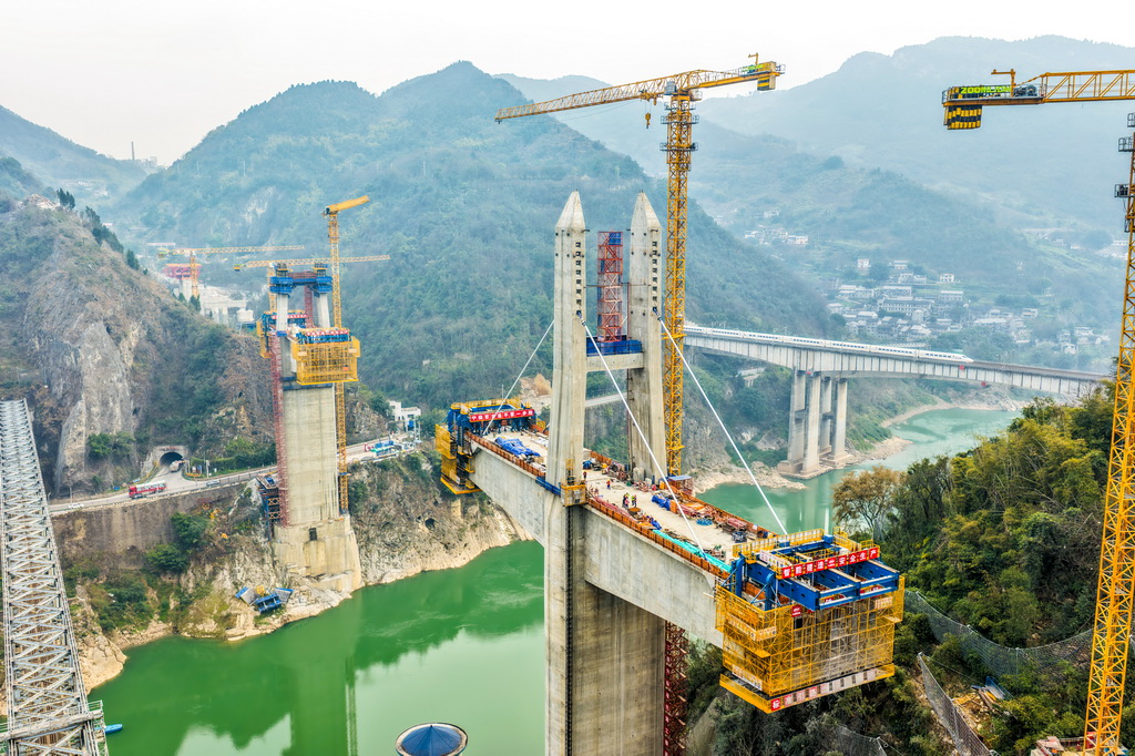 这是2月10日拍摄的西渝高铁嘉陵江特大桥建设现场（无人机照片）。
