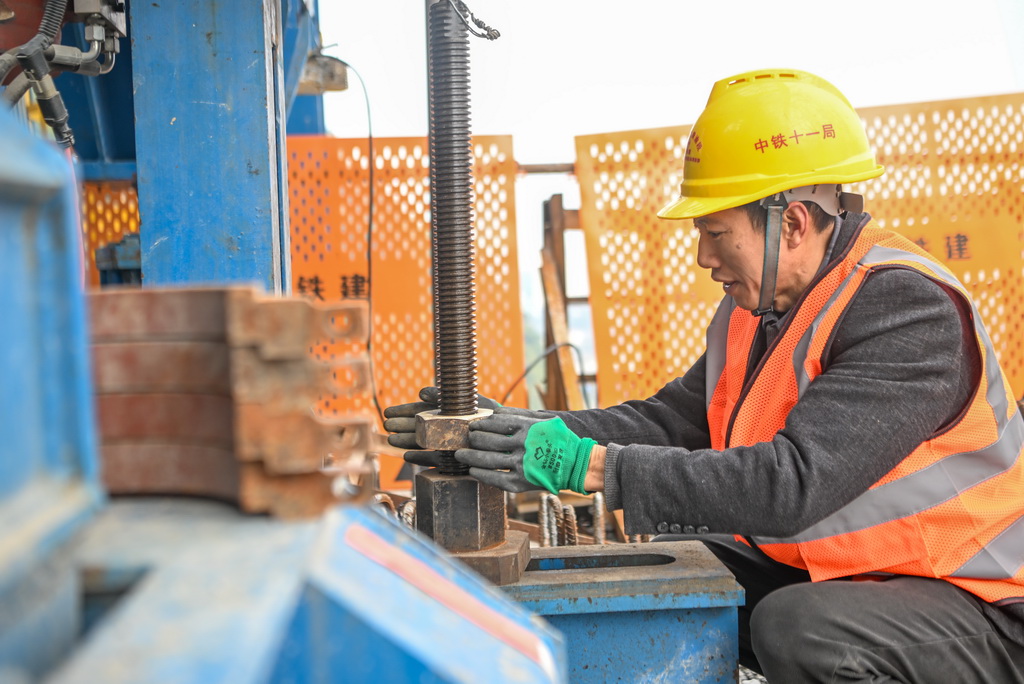 2月10日，工人在西渝高铁嘉陵江特大桥建设现场施工作业。