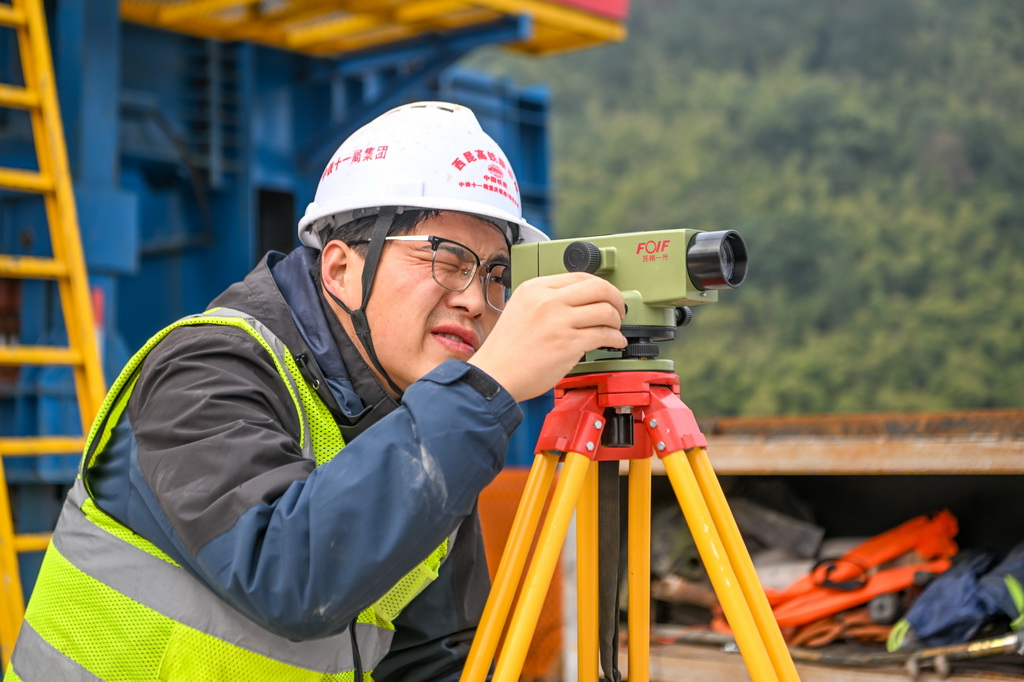 2月10日,工人在西渝高铁嘉陵江特大桥建设现场施工作业。