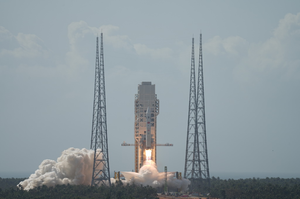 2月11日，我国在文昌航天发射场成功组织实施长征十号运载火箭系统低空演示验证与梦舟载人飞船系统最大动压逃逸飞行试验。新华社记者 李明刚 摄