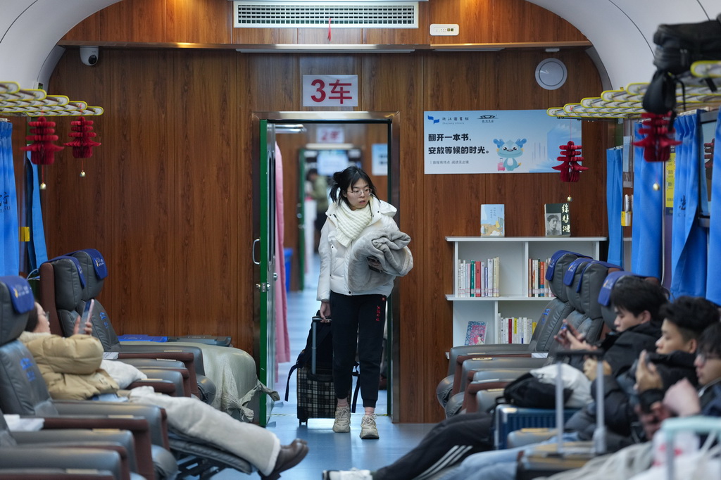 2月10日，旅客走入杭州東站“星辰守護”旅客夜間休息區尋找座位。