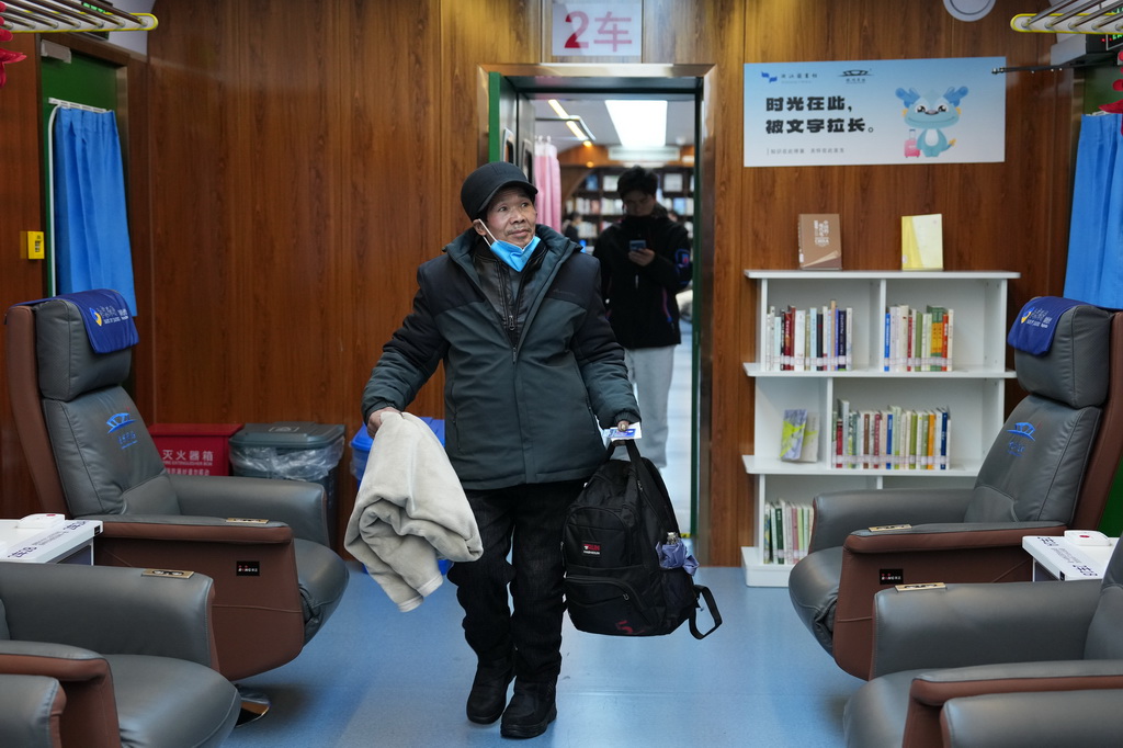 2月10日，旅客走入杭州東站“星辰守護”旅客夜間休息區尋找座位。