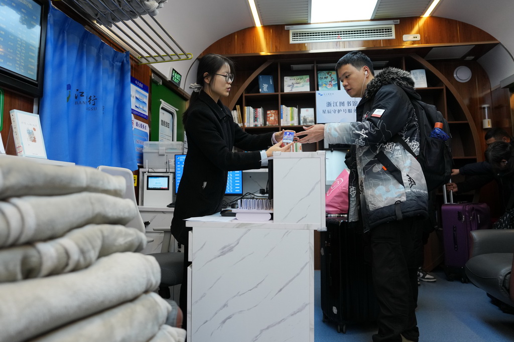 2月10日，工作人員在“星辰守護”旅客夜間休息區為旅客辦理登記，旅客按需可以領取毛毯。