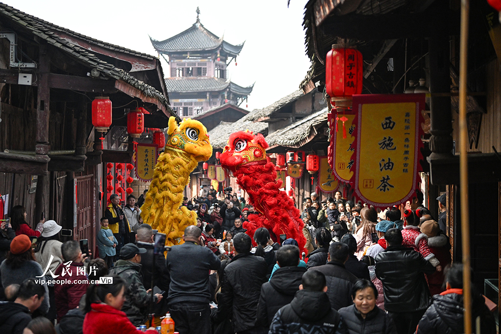 2026年2月10日,四川南充周子古鎮暖意融融,返鄉游子與鄉親歡聚一堂,觀看舞獅表演,共迎新春。由當地居民自發組織的35桌“團年宴”熱鬧開席,大家品嘗家鄉味,暢敘鄰裡情。李向雨攝(人民圖片網)