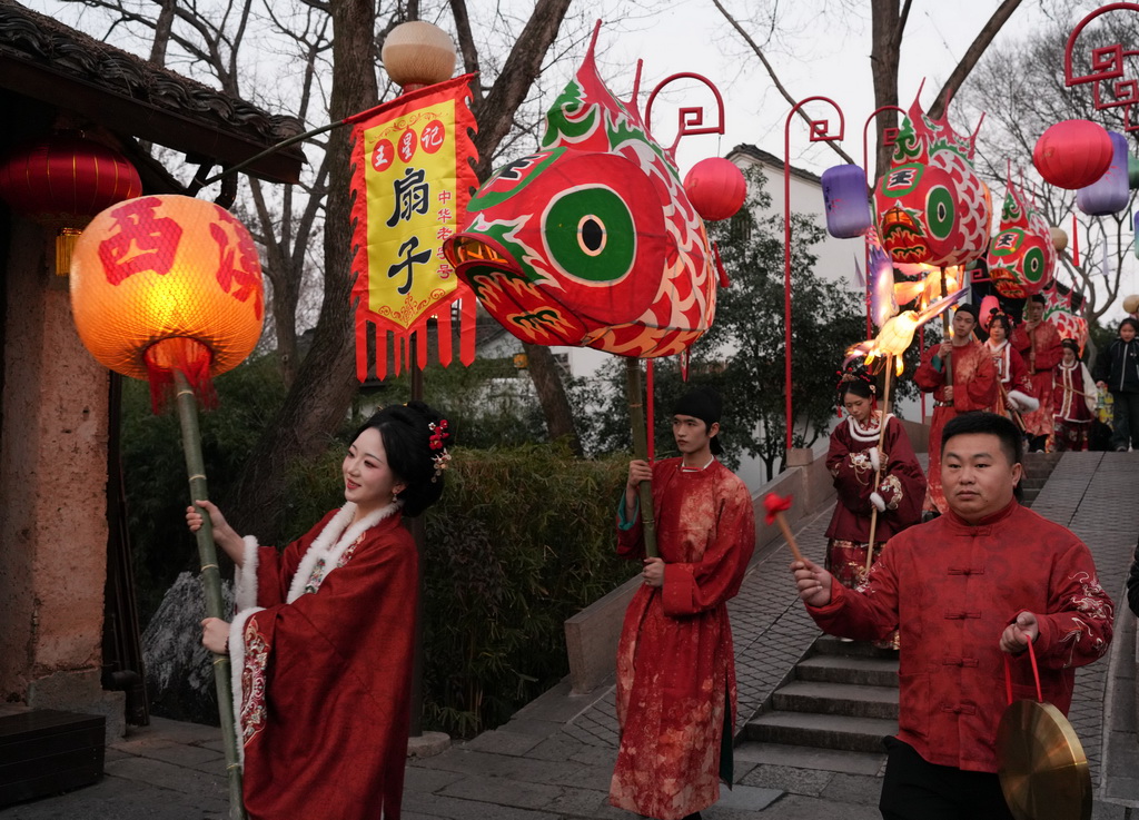 2月11日,人們在西溪濕地參加花燈巡游。