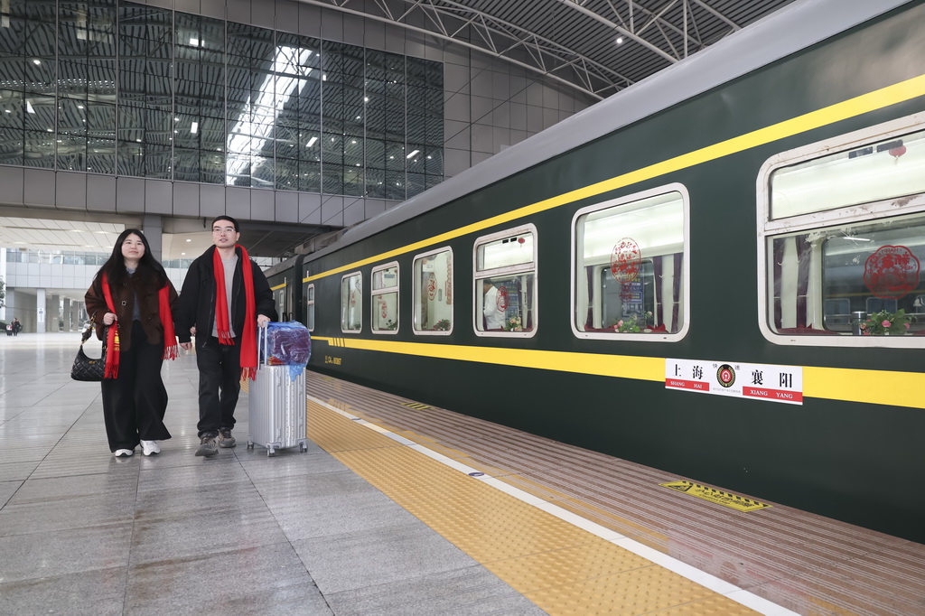 2月11日,在上海站站台,枣阳籍务工人员准备乘坐K1127次列车返乡。