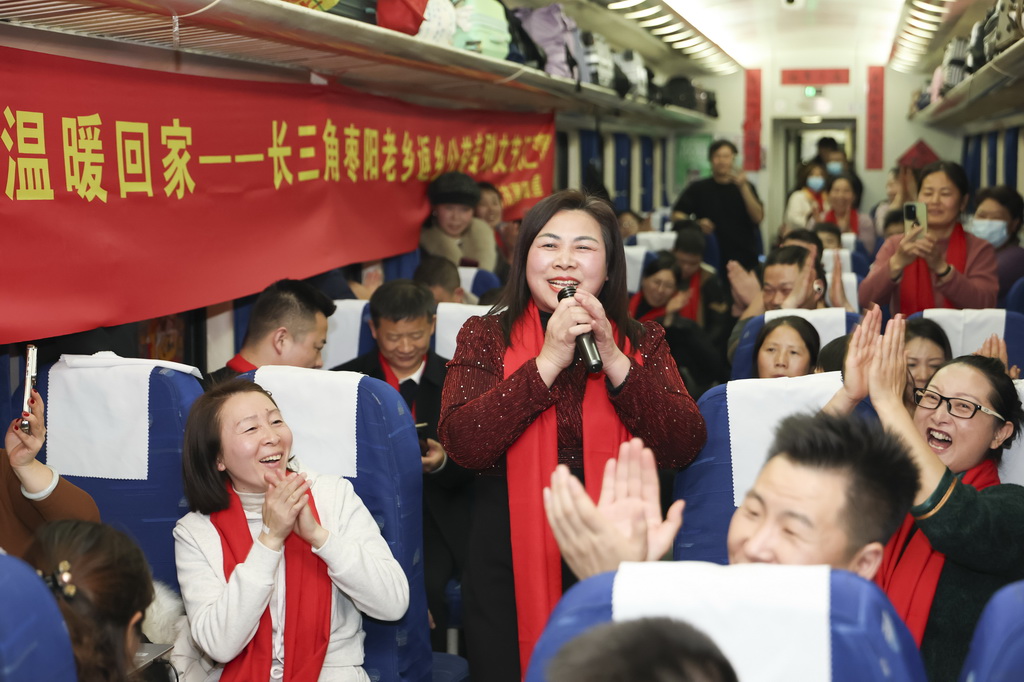 2月11日,枣阳籍务工人员在K1127次列车上自编自演节目。