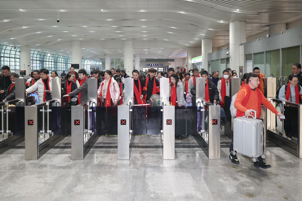 2月11日,枣阳籍务工团体在上海站优先检票进站。