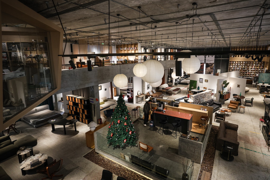 2月12日，顧客在沈陽糧倉文化創意產業園內的家具店內選購商品。新華社記者 潘昱龍 攝