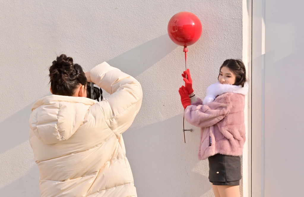 2月12日,游客在沈陽糧倉文化創意產業園拍照。新華社記者 吳青昊 攝