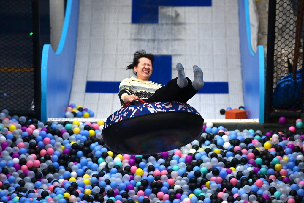 2月12日，游客在沈阳粮仓文化创意产业园内的“快乐专+”游乐场体验游乐项目。新华社记者 吴青昊 摄