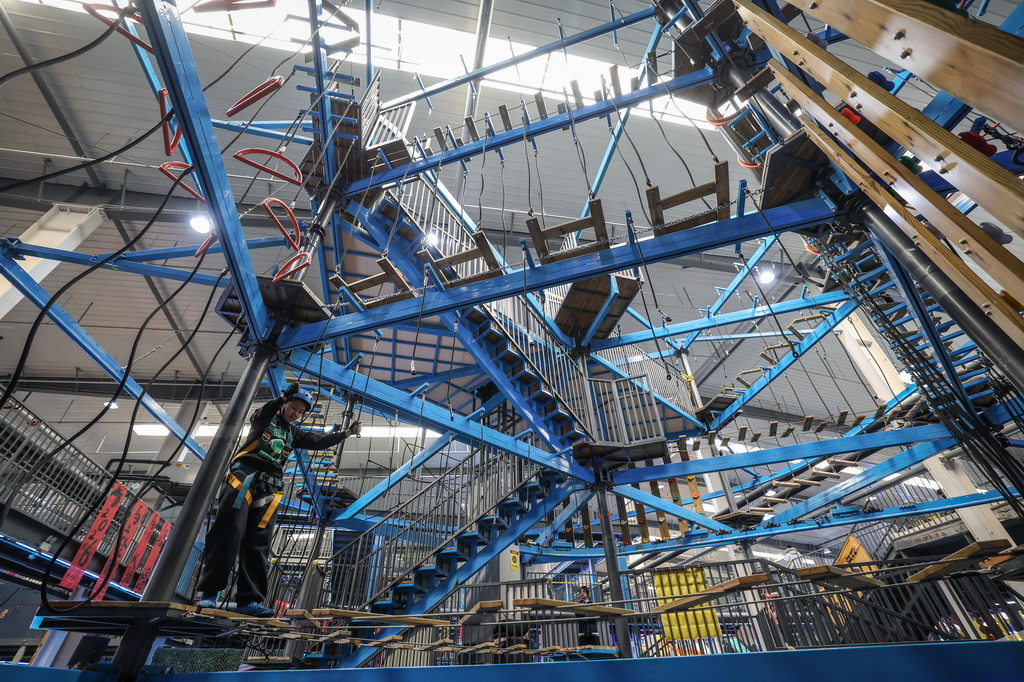 2月12日,小朋友在沈阳粮仓文化创意产业园内的“快乐专+”游乐场体验游乐项目。新华社记者 潘昱龙 摄