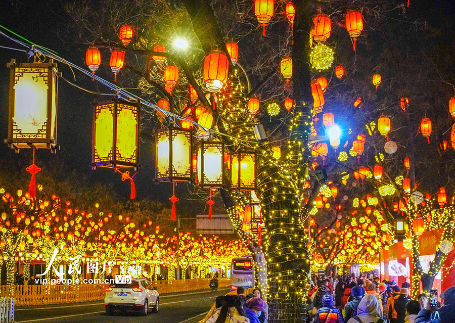 2026年2月12日晚，人们在北京街头游玩赏灯。