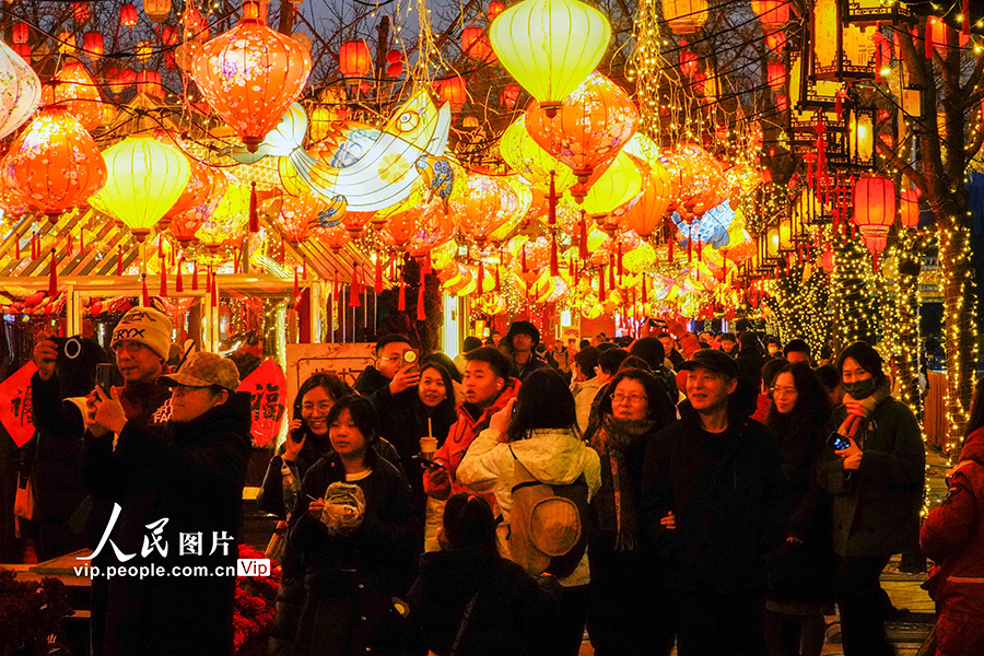 2026年2月12日晚，人们在北京街头游玩赏灯。