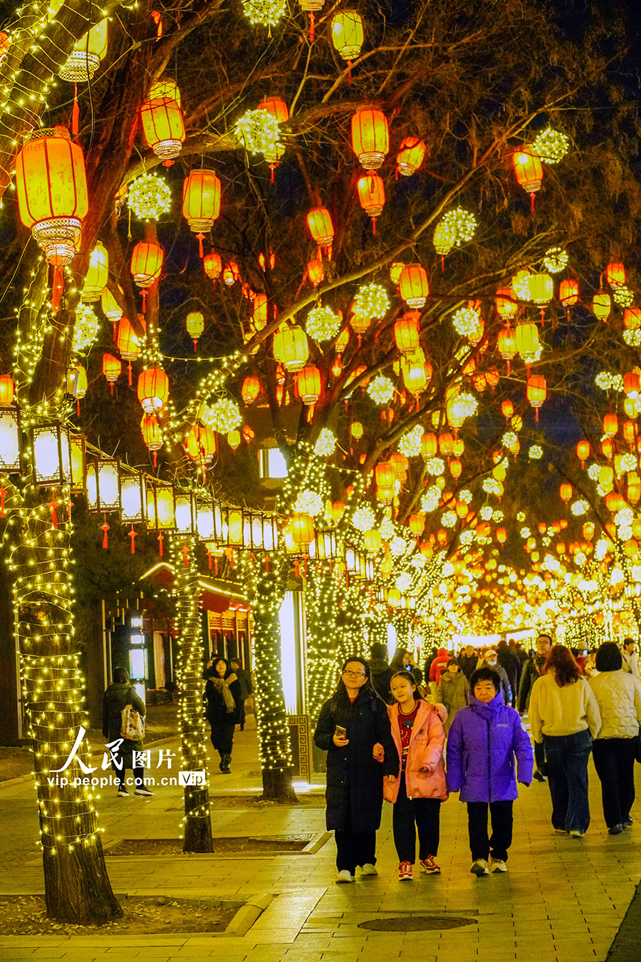 2026年2月12日晚，人们在北京街头游玩赏灯。