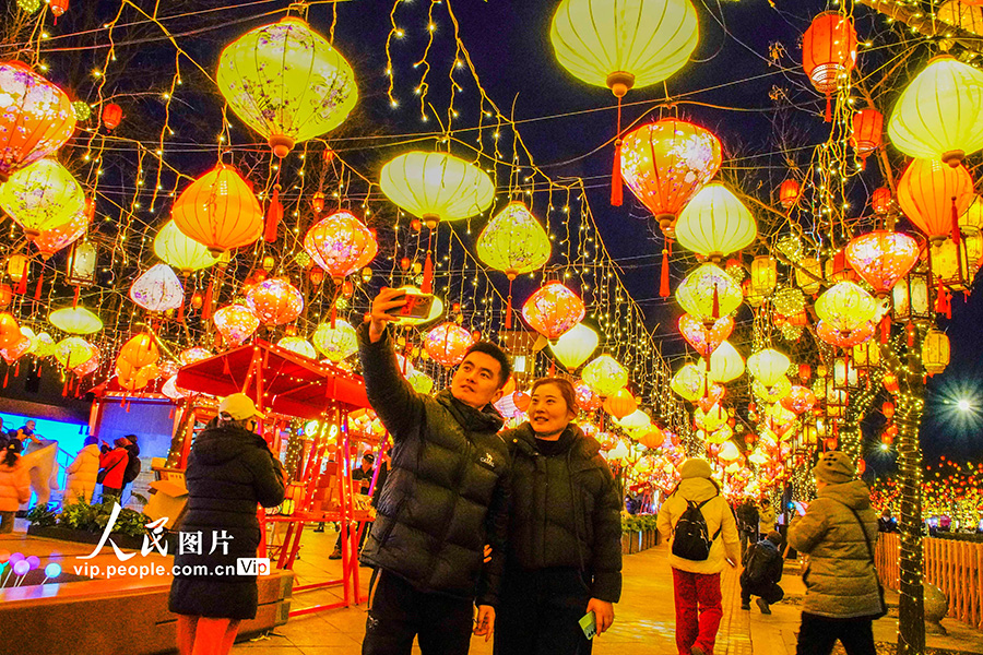 2026年2月12日晚，人们在北京街头游玩赏灯。