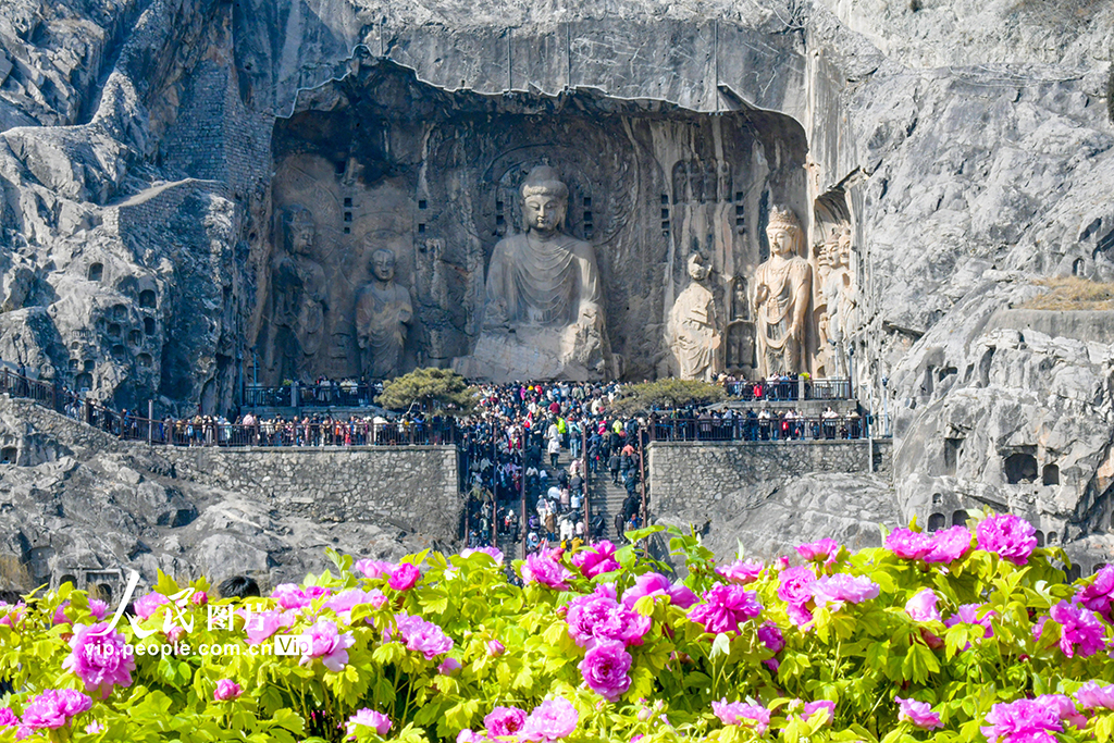 河南洛陽：龍門石窟景區迎來旅游高峰【5】
