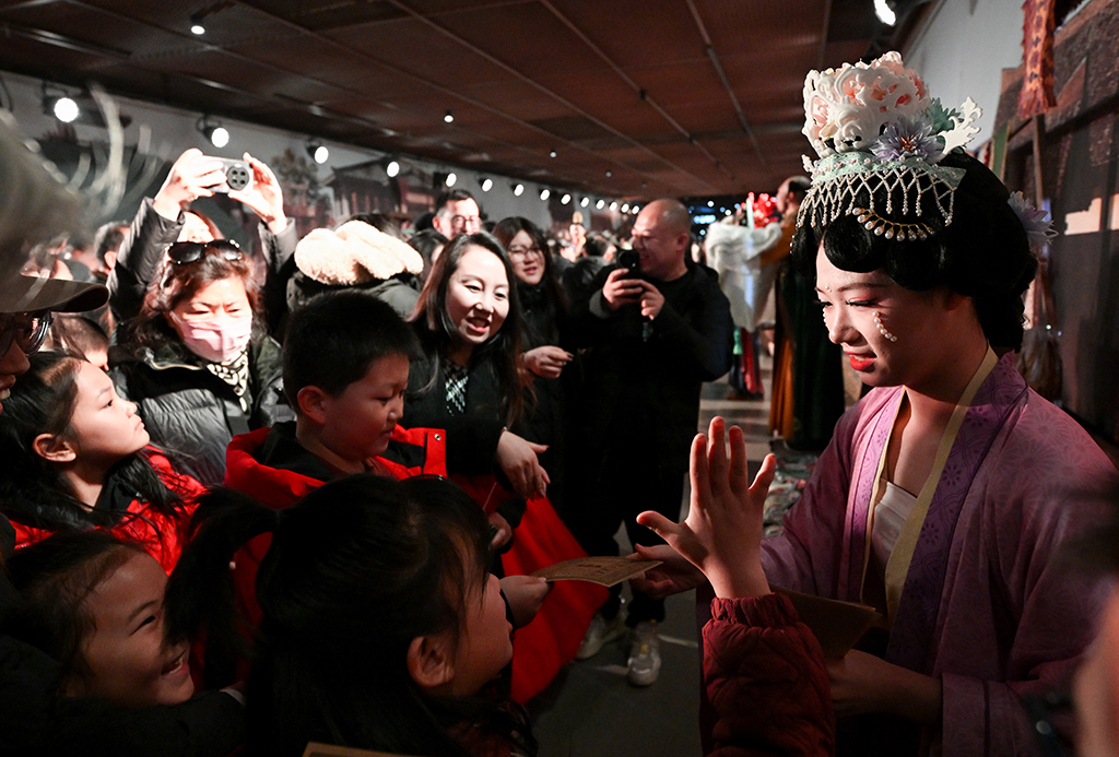 2月13日，游客在银川市西夏陵景区与演员互动。新华社记者 冯开华 摄