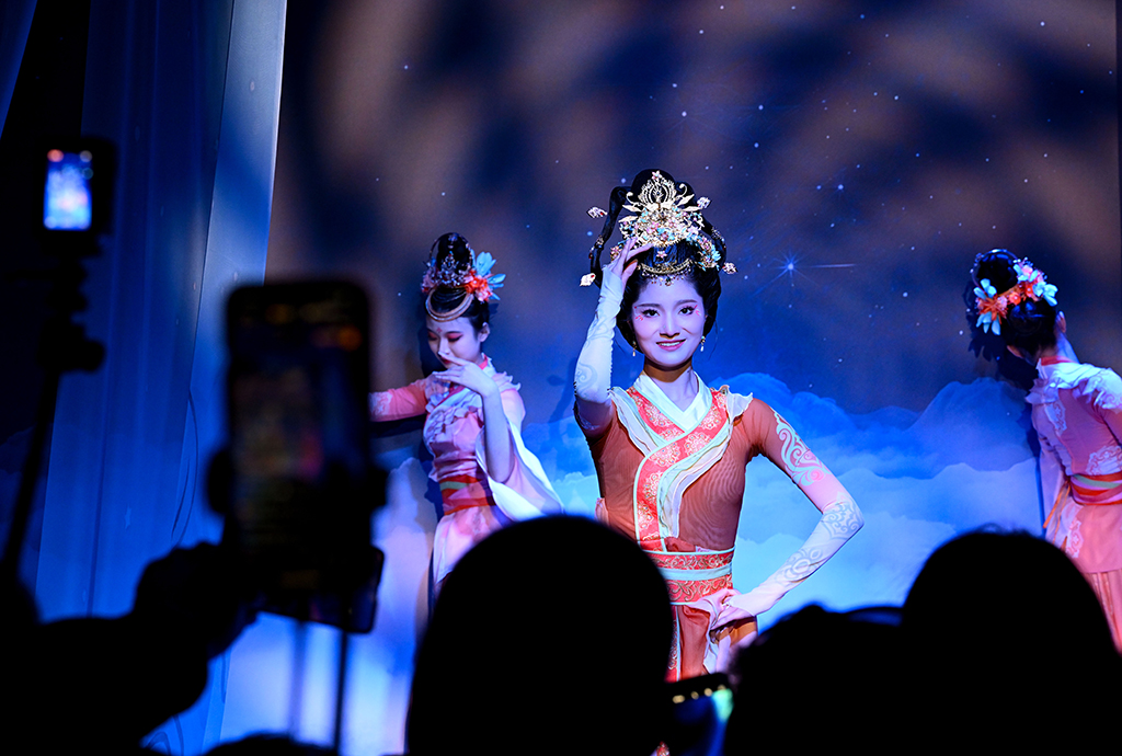 2月13日，扮演西夏公主的演员（中）在银川市西夏陵景区表演。新华社记者 冯开华 摄