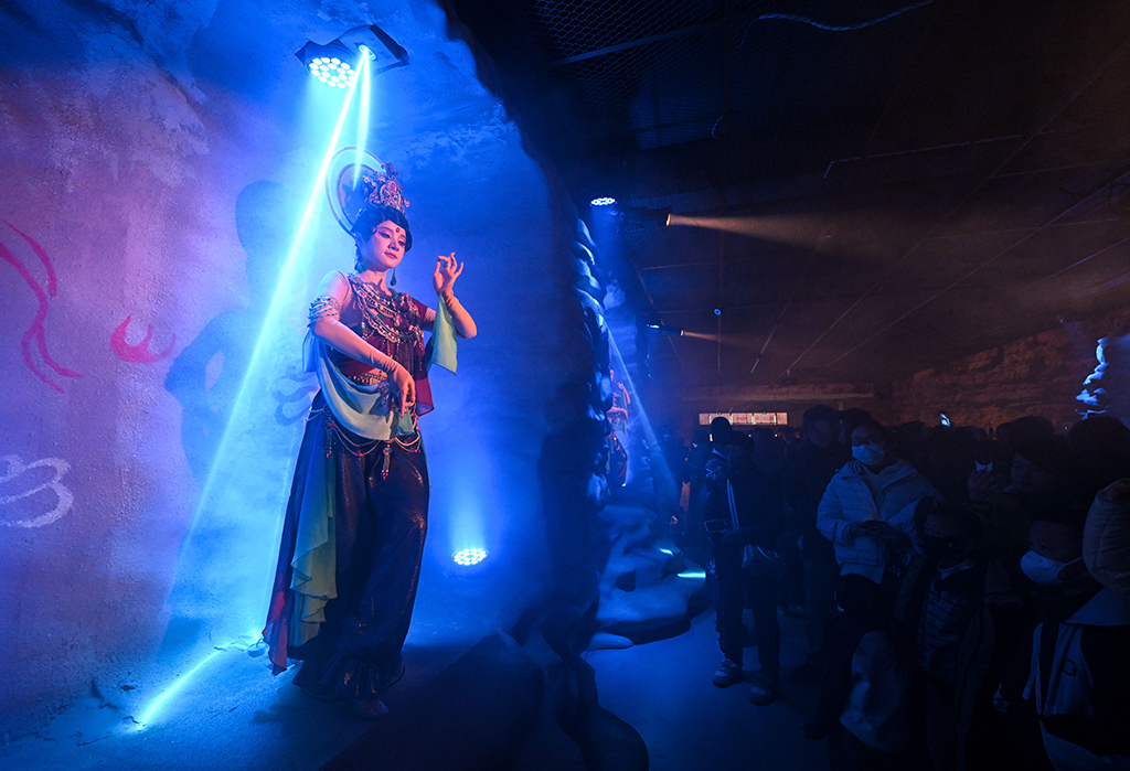 2月13日，游客在银川市西夏陵景区观看《西夏乐集》。新华社记者 冯开华 摄