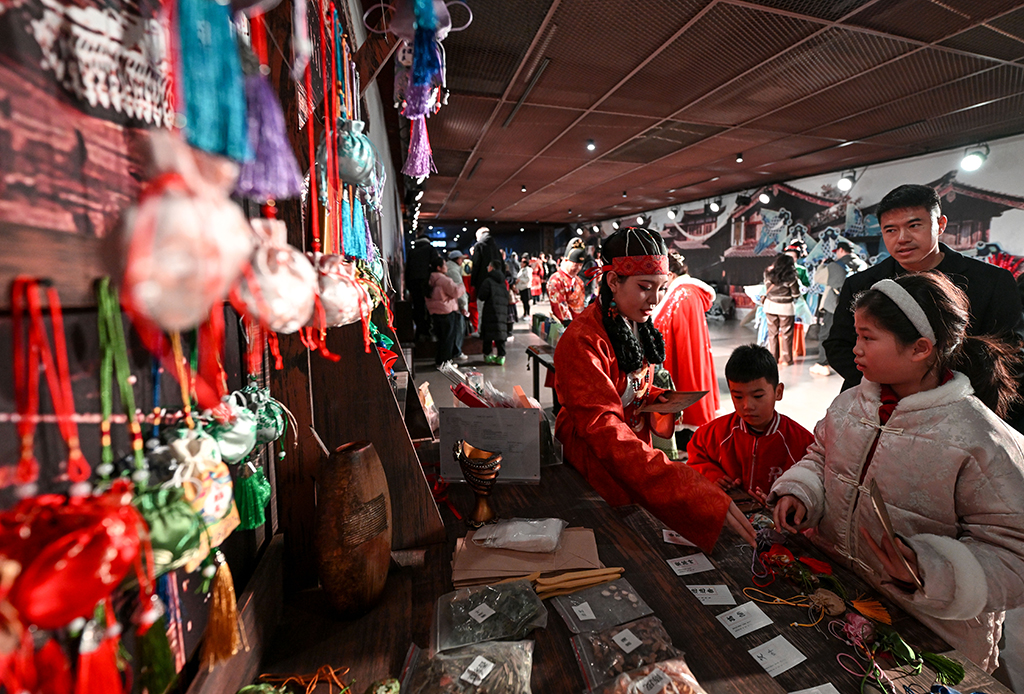 2月13日，游客在银川市西夏陵景区参与互动项目。新华社记者 冯开华 摄