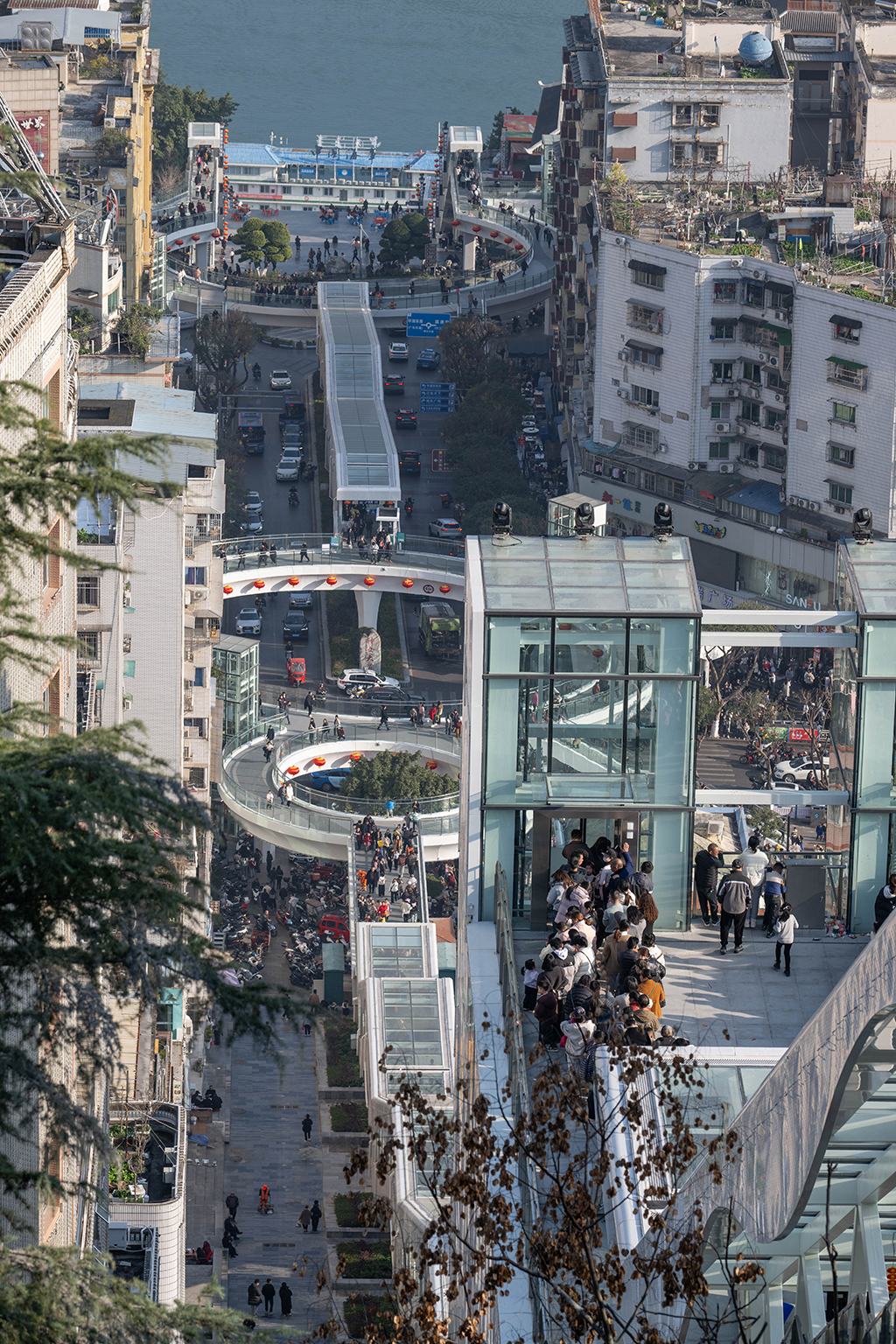 2月12日,市民前來體驗巫山縣“神女大扶梯”。
