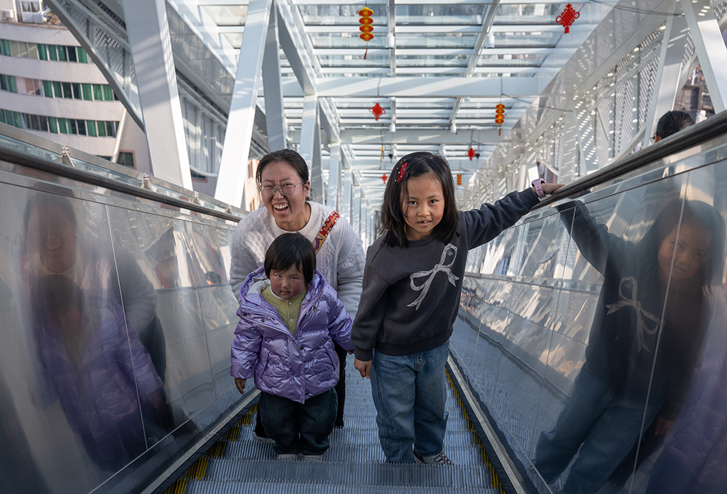 2月12日，市民前來體驗巫山縣“神女大扶梯”。