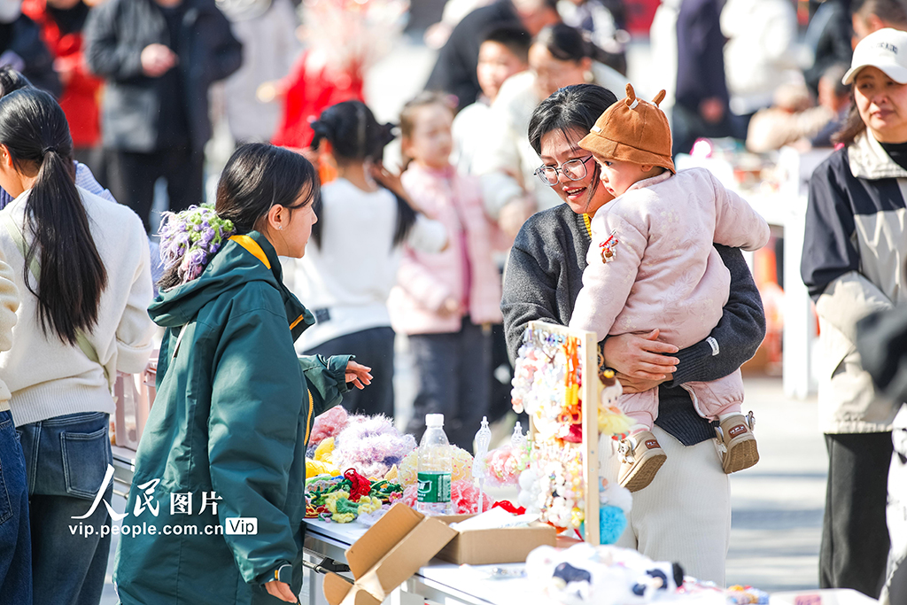 江苏宿迁：跳蚤市场进大集 亲子摆摊增年味