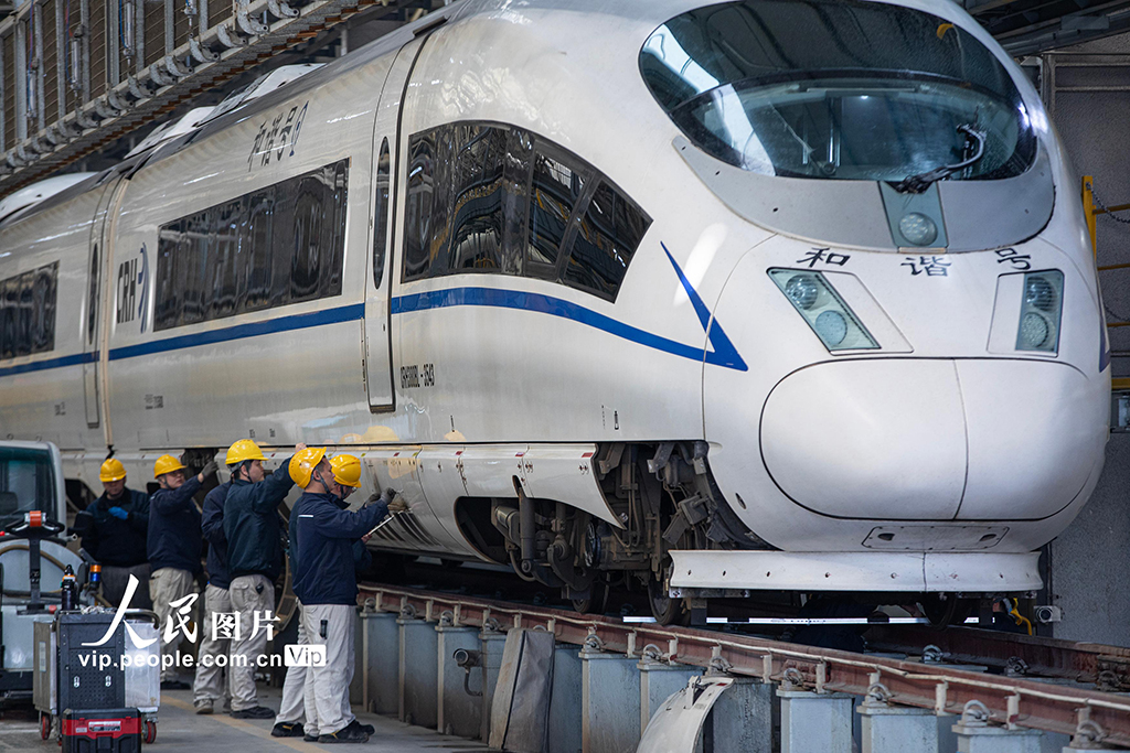 陕西西安：坚守岗位检修动车 保障旅客安全出行