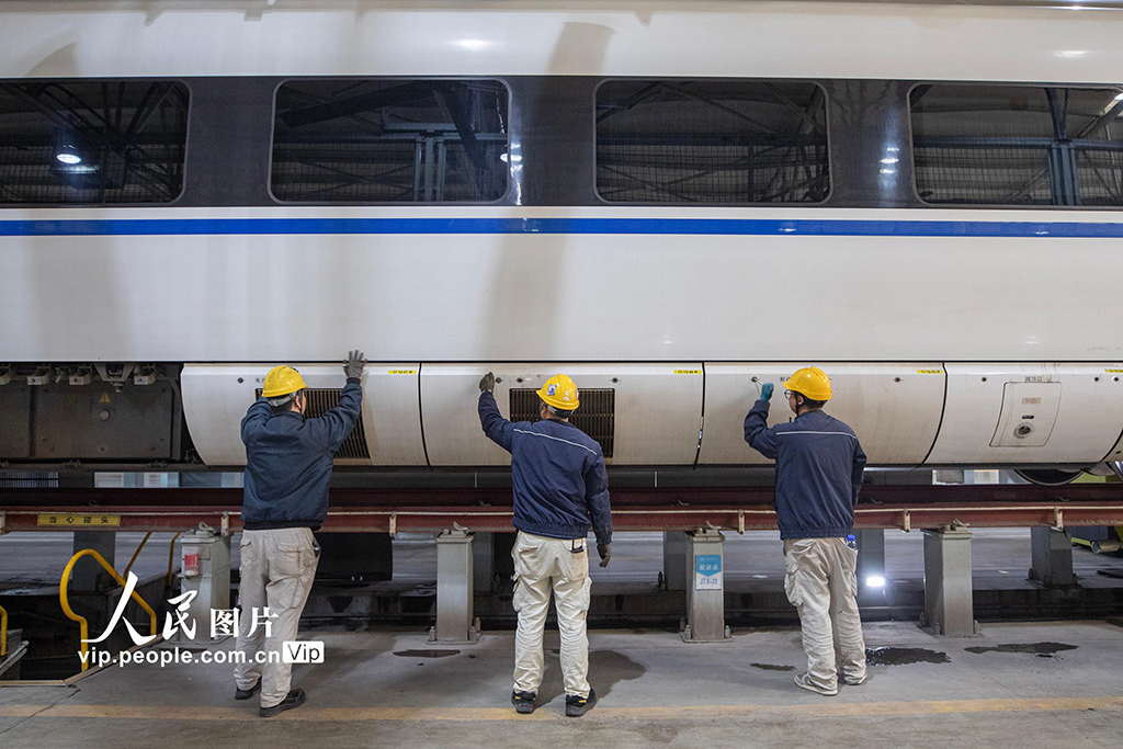 陝西西安:堅守崗位檢修動車 保障旅客安全出行【2】