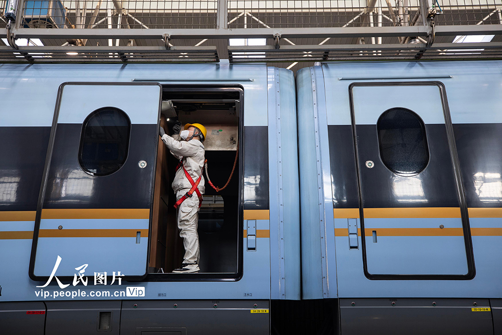 陝西西安:堅守崗位檢修動車 保障旅客安全出行【5】