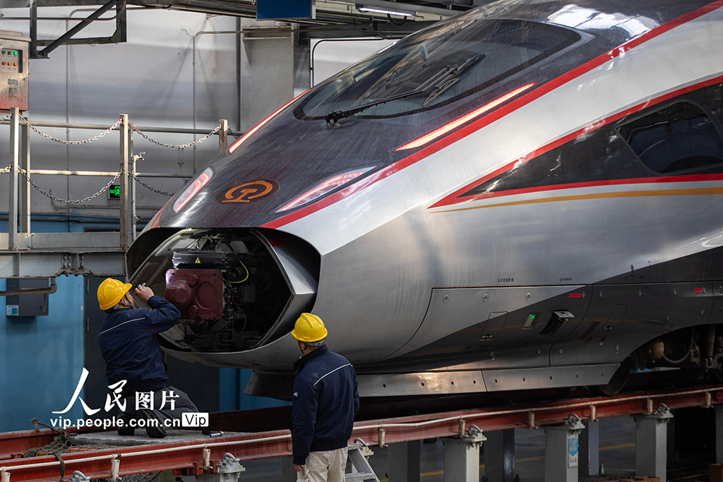 陝西西安:堅守崗位檢修動車 保障旅客安全出行【6】