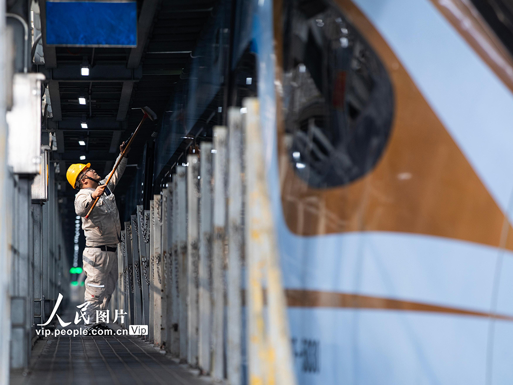 陝西西安:堅守崗位檢修動車 保障旅客安全出行【7】