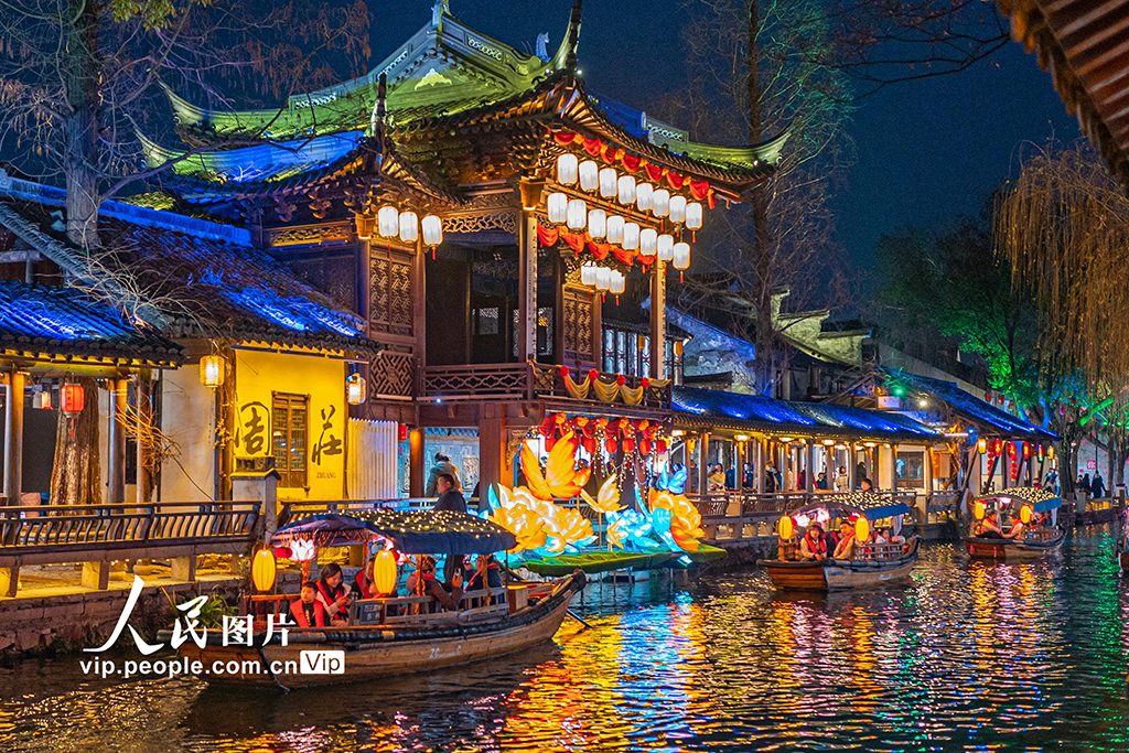 江苏昆山：周庄古镇游人如织 假日经济持续升温