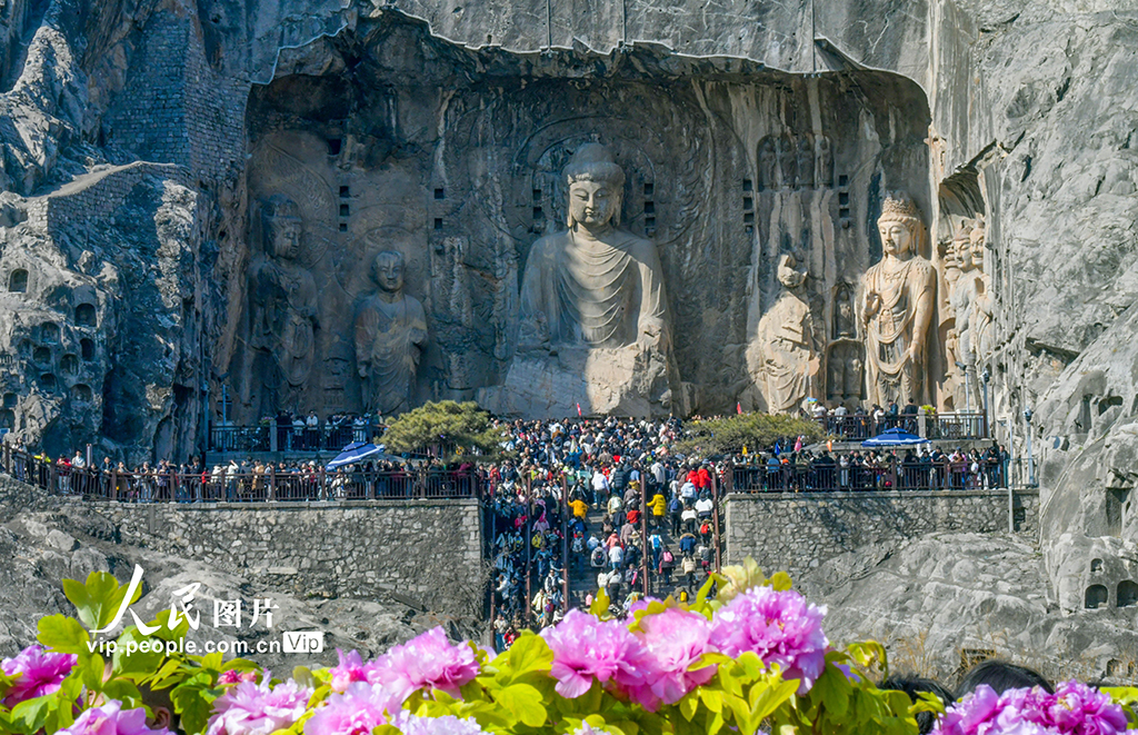 河南洛阳：龙门石窟景区游人如织