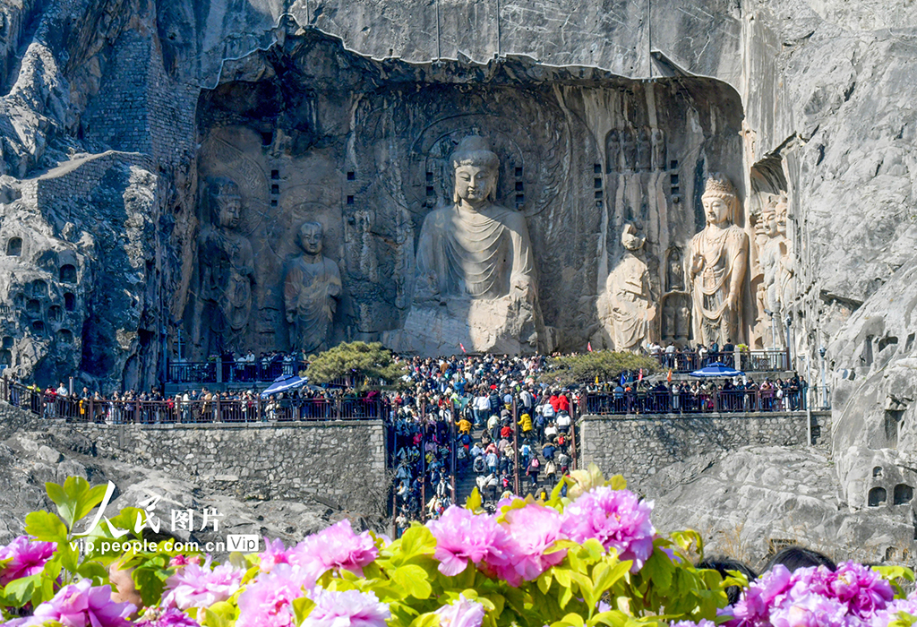 河南洛陽：龍門石窟景區游人如織【2】