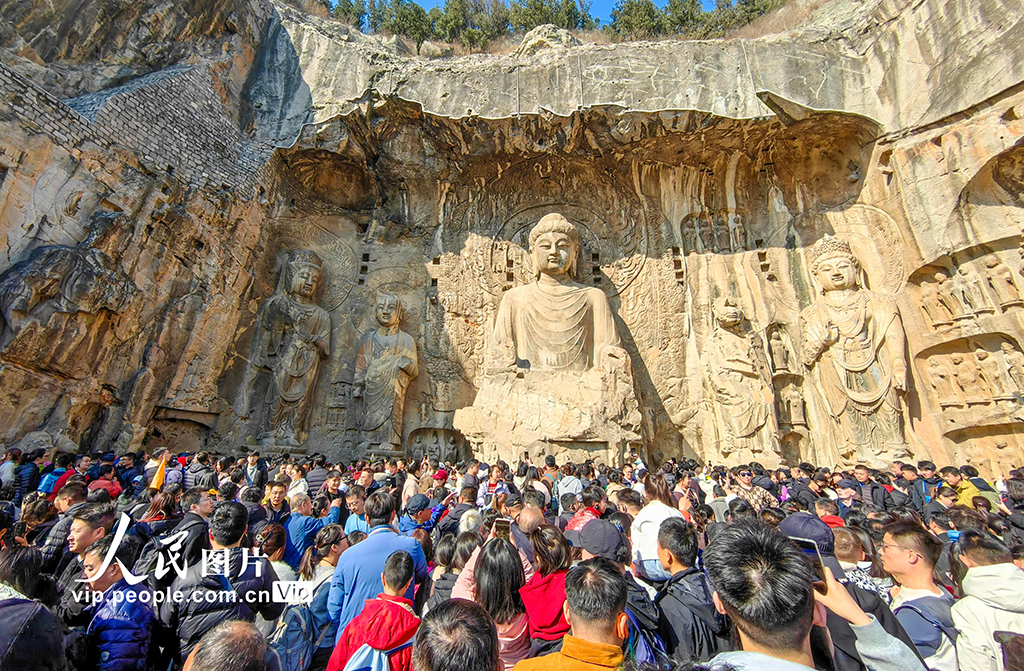 河南洛陽：龍門石窟景區游人如織【4】