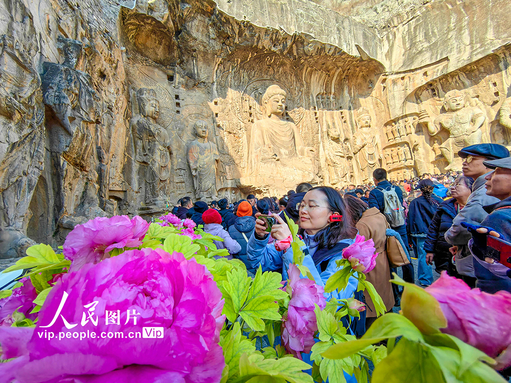 河南洛陽：龍門石窟景區游人如織【5】