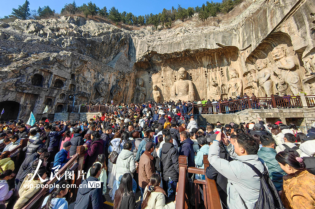 河南洛陽：龍門石窟景區游人如織【6】