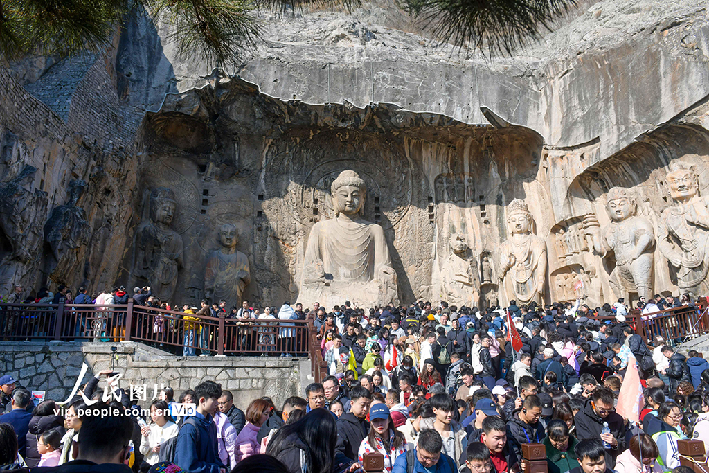 河南洛陽：龍門石窟景區游人如織【7】
