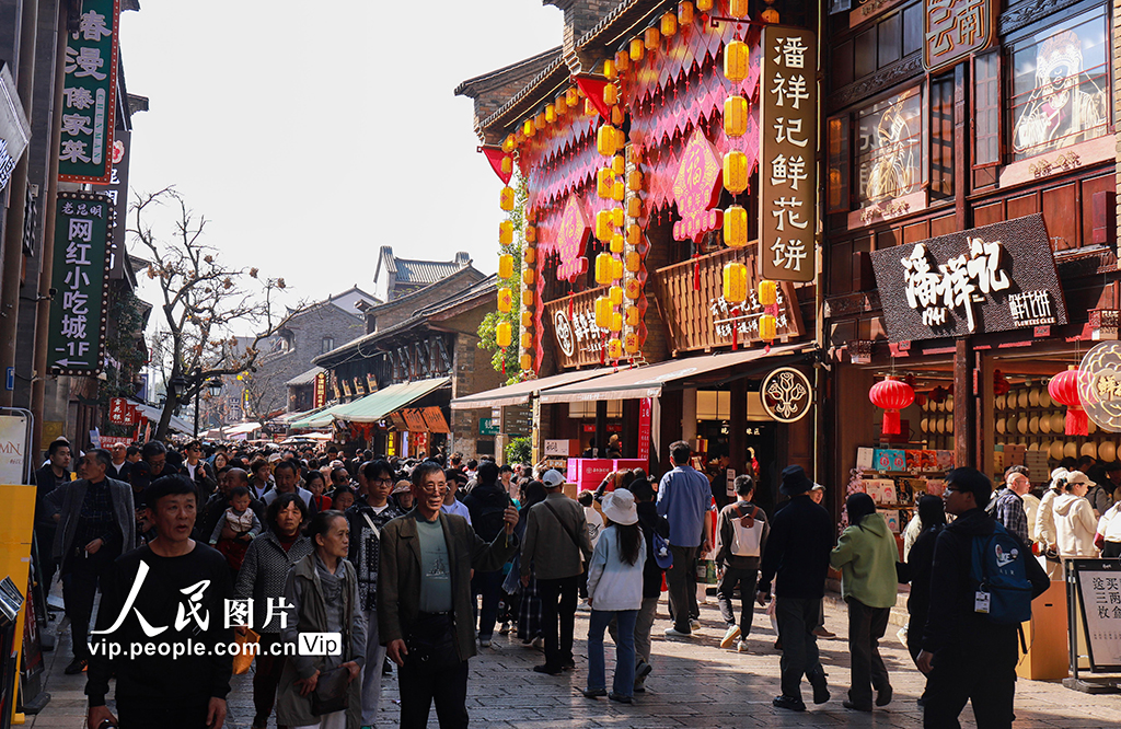 云南昆明：老街人气旺