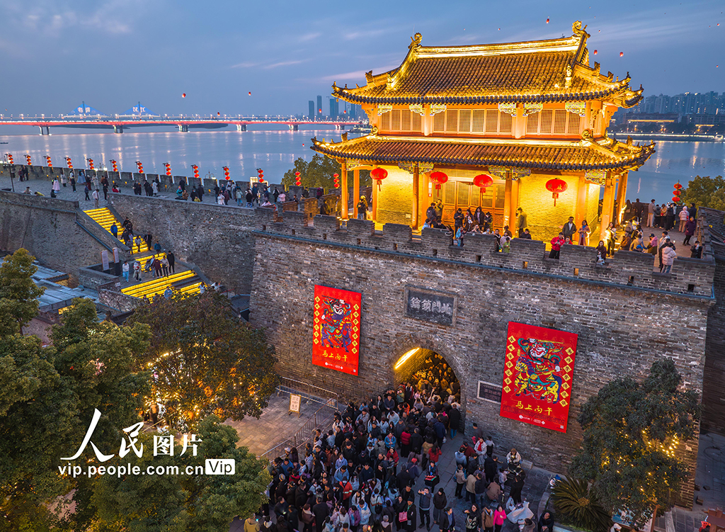 襄阳古城张灯结彩