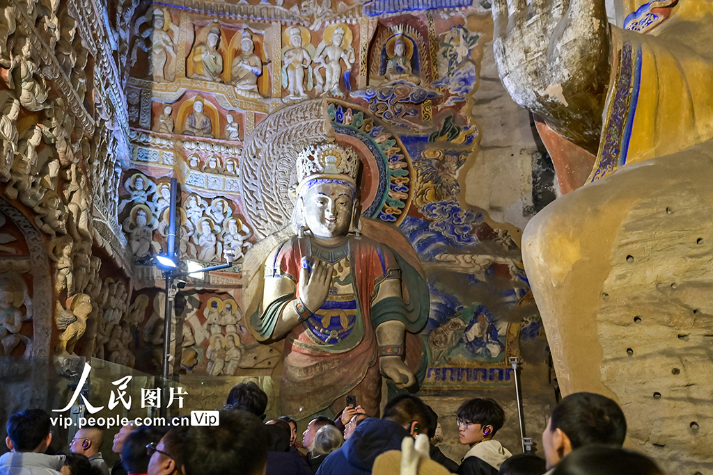 山西大同：雲岡石窟景區人流如潮【3】