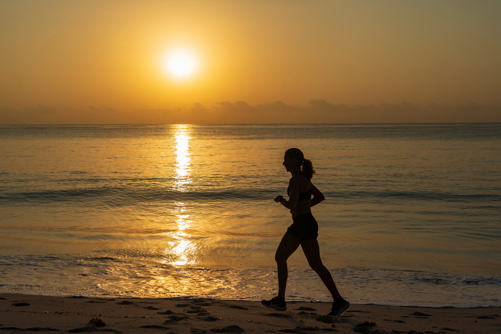 2月19日，在肯尼亞蒙巴薩，一名女子日出時在海邊跑步。