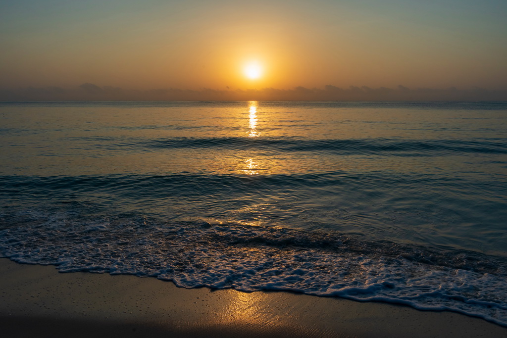 這是2月19日在肯尼亞蒙巴薩拍攝的印度洋日出景觀。