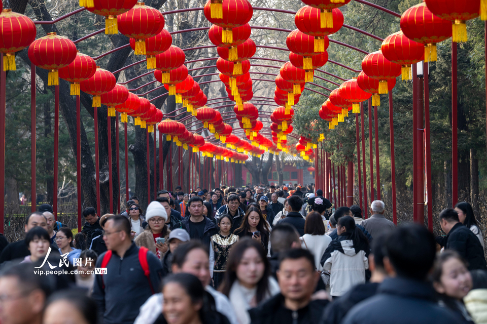 2026年2月20日，大年初四，景山公园游客络绎不绝，乐享美好假期。