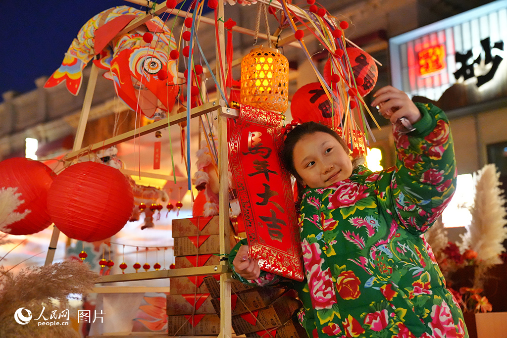 2026年2月19日，一名游客在长春商埠地历史文化街区拍照留念。人民网记者 李洋摄