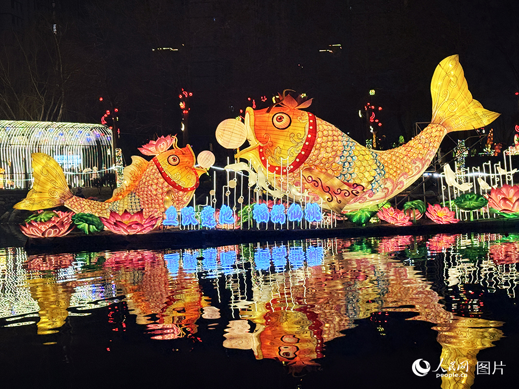 2026年2月18日，2026年仙桃迎新春灯会点亮整片夜空，沔阳公园、前通河两岸灯组映照着河水波光，市民游客可免费参观游览。人民网记者 张隽摄
