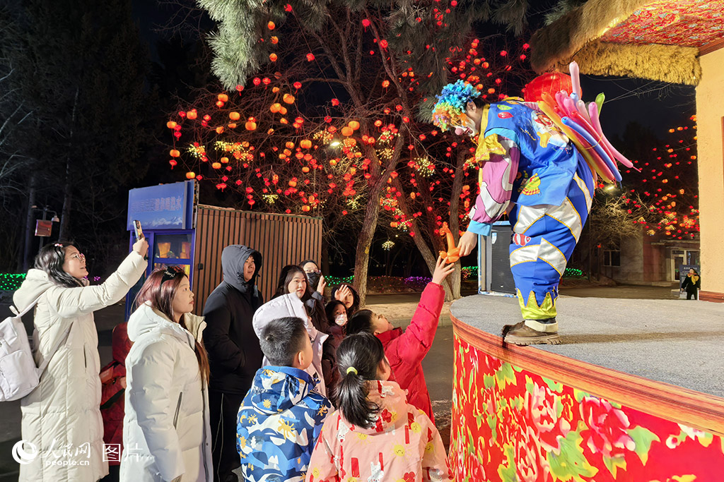 2026年2月13日，长春动植物公园内，小朋友们与演职人员互动，现场气氛欢乐而热烈。这一温馨互动成为园区内一道亮丽的风景线。人民网记者 王海跃摄